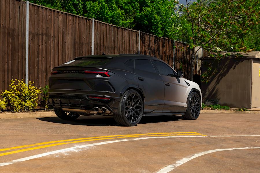 Lamborghini Urus installed with Vossen HF-2 wheels