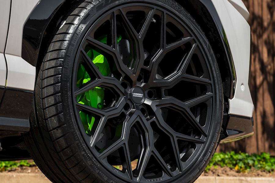 Lamborghini Urus installed with Vossen HF-2 wheels