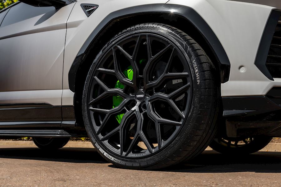 Lamborghini Urus installed with Vossen HF-2 wheels