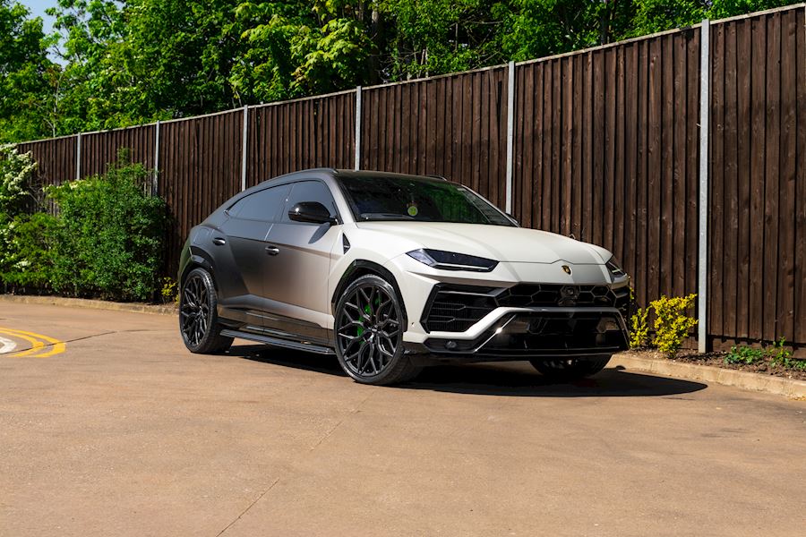 Lamborghini Urus installed with Vossen HF-2 wheels