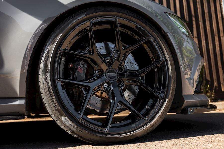 Audi RS6 installed with Vossen HF-5 wheels finished in Gloss Black 21x9.5