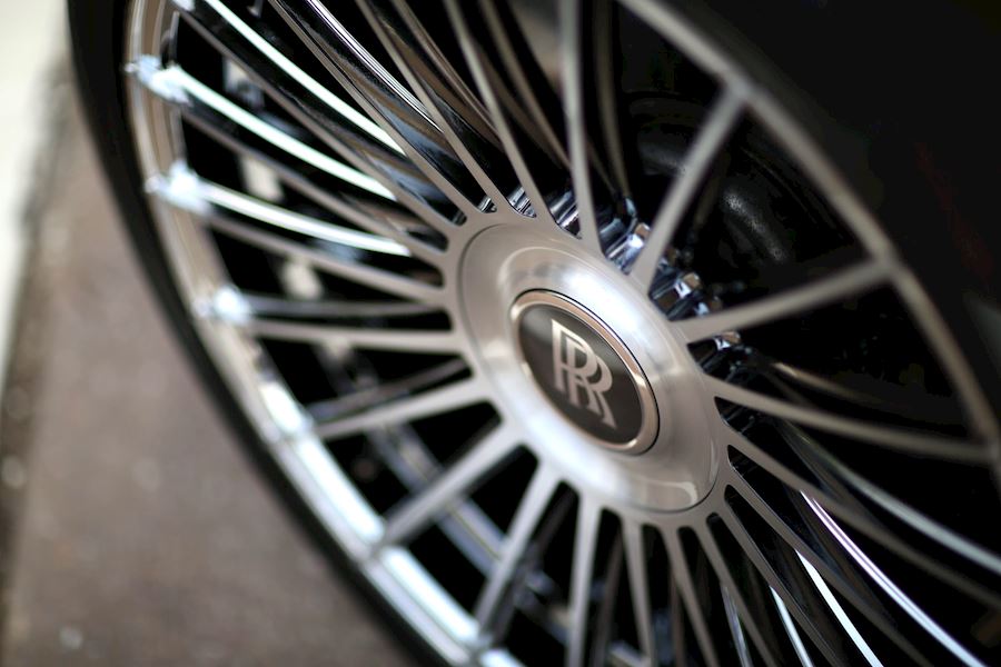 Rolls Royce Cullinan installed with Vossen HF-8 in EMC brushed finish
