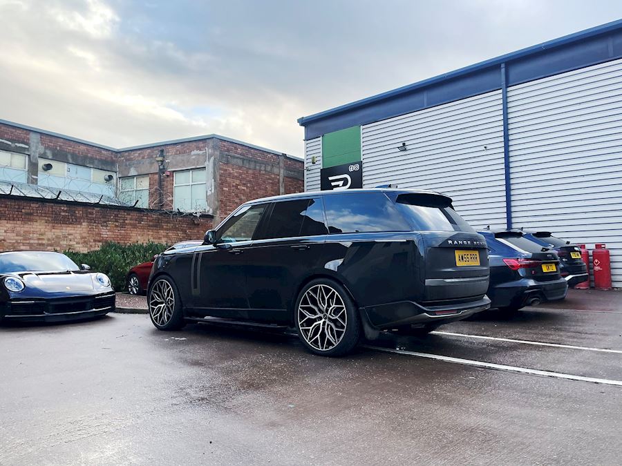Range Rover 2023 L460 installed with Vossen HF2 alloy wheels