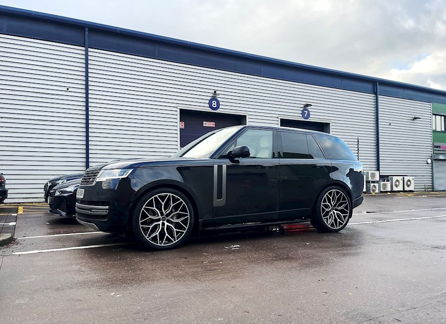 Range Rover 2023 L460 installed with Vossen HF2 alloy wheels