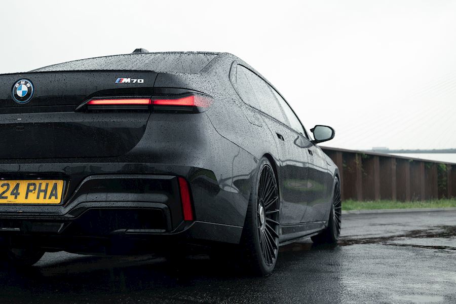 BMW i7 installed with Vossen HF8 alloy wheels in Gloss Black