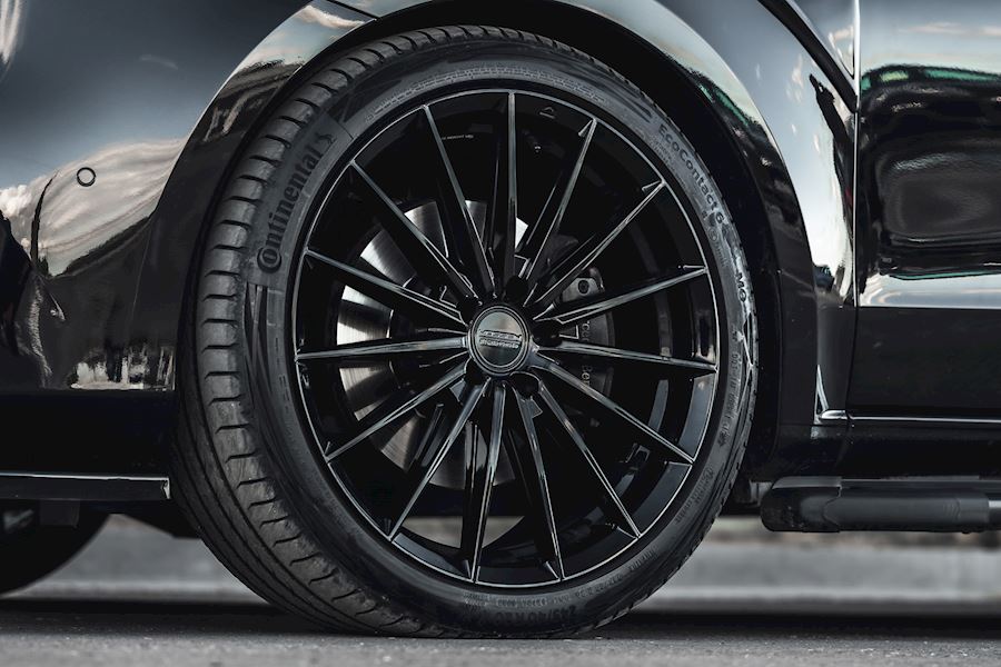 Mercedes V Class installed with Vossen HFX-4 wheels finished in Gloss Black 20x9