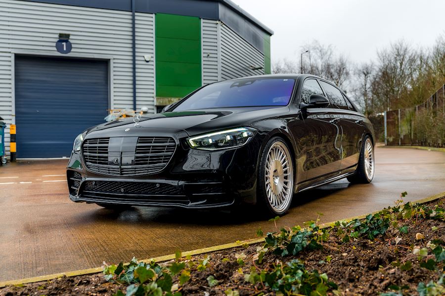 Mercedes S580 installed with Vossen MLR-1 wheels finished in Polished Brushed Light Smoke