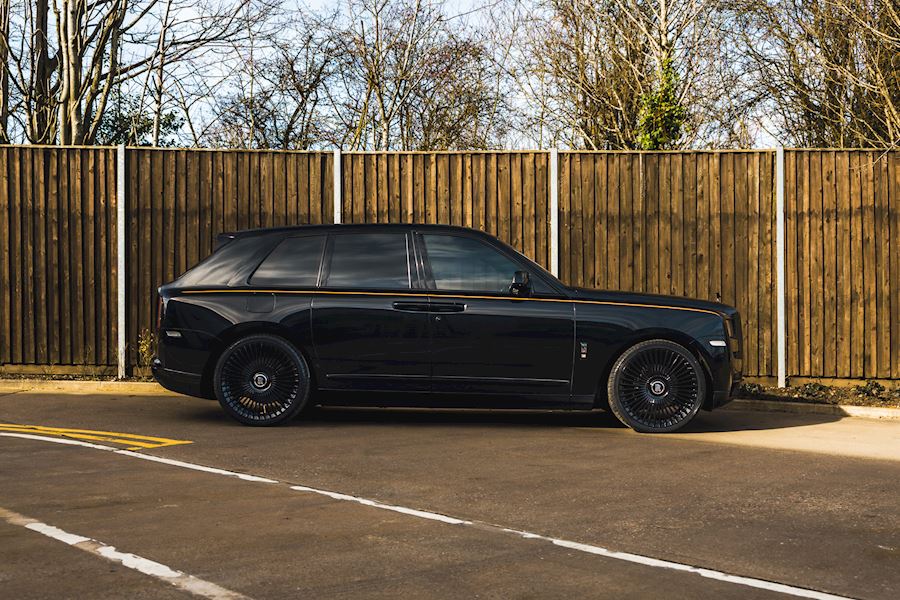 Rolls Royce Cullinan installed with Forgiato Trimestre-M finished in Gloss Black 24x10