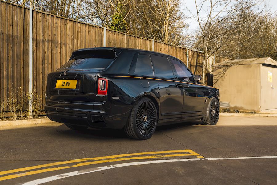 Rolls Royce Cullinan installed with Forgiato Trimestre-M finished in Gloss Black 24x10