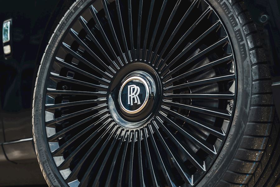 Rolls Royce Cullinan installed with Forgiato Trimestre-M finished in Gloss Black 24x10