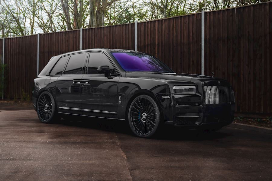 Rolls Royce Cullinan installed with Vossen HF-8 wheels finished in Gloss Black