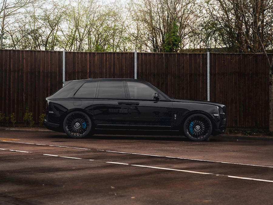 Rolls Royce Cullinan installed with Vossen HF-8 wheels finished in Gloss Black