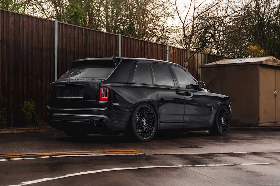 Rolls Royce Cullinan installed with Vossen HF-8 wheels finished in Gloss Black