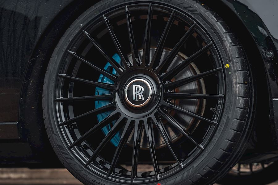 Rolls Royce Cullinan installed with Vossen HF-8 wheels finished in Gloss Black