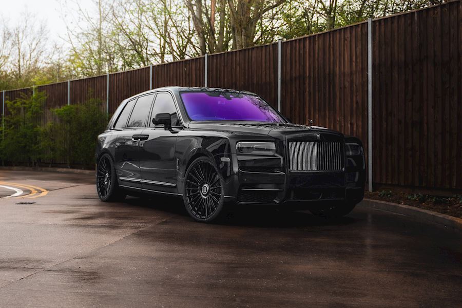 Rolls Royce Cullinan installed with Vossen HF-8 wheels finished in Gloss Black
