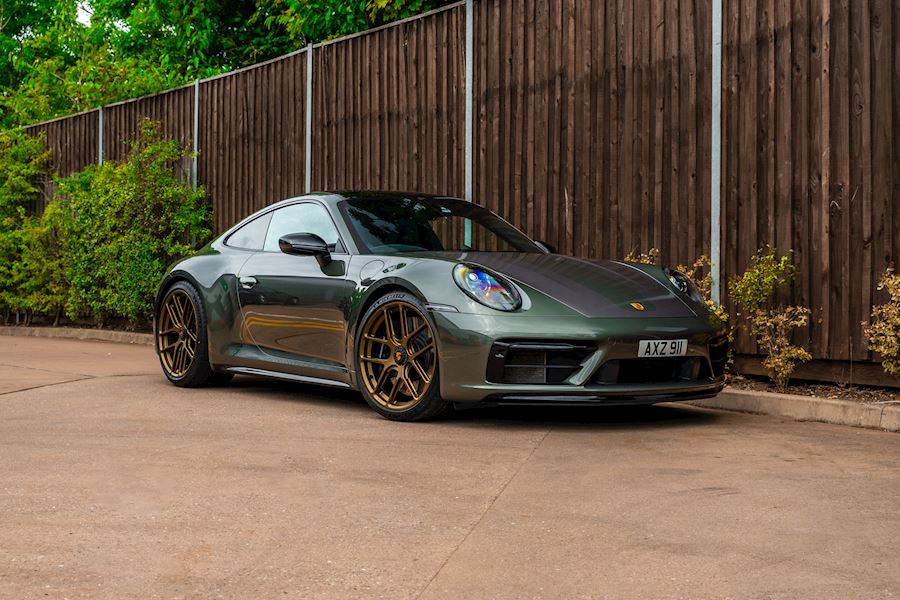 Porsche 911 992 installed with Forgeline VX1R wheels