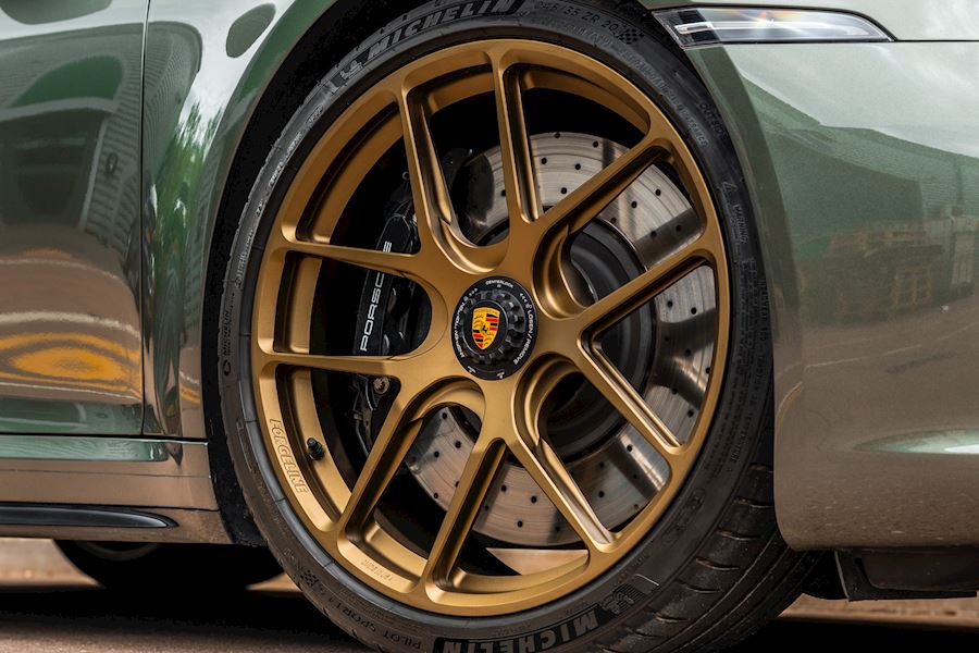 Porsche 911 992 installed with Forgeline VX1R wheels