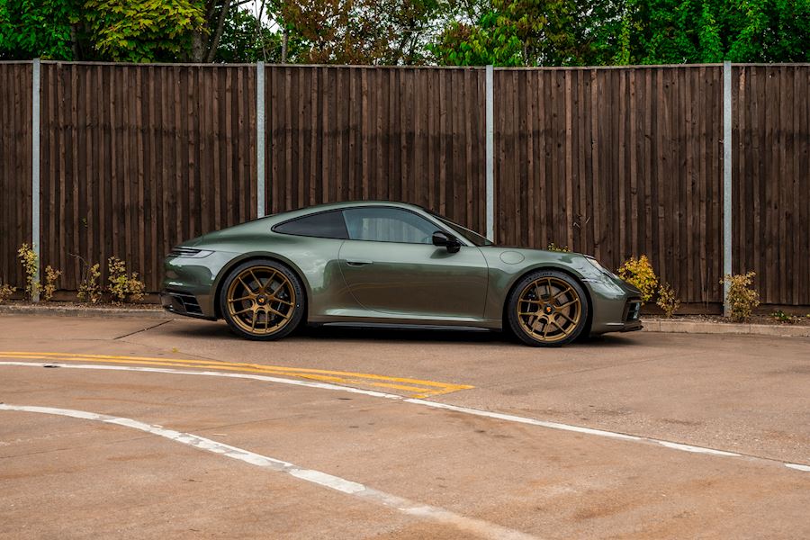 Porsche 911 992 installed with Forgeline VX1R wheels
