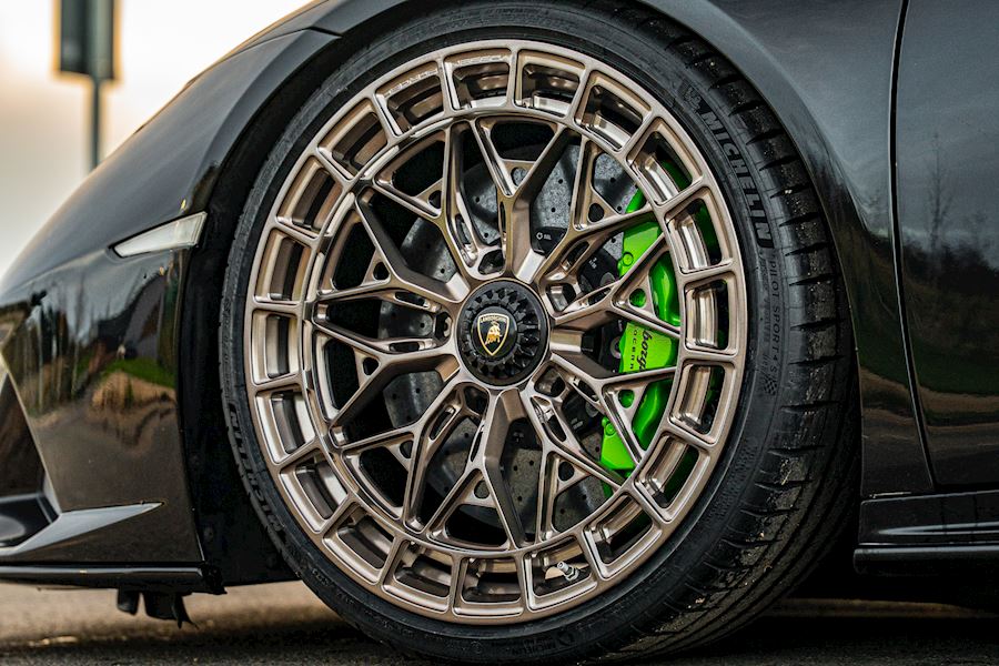 Lamborghini Huracan Installed with Vossen LC3-02 finished in Polished Platinum 20x9 21x12