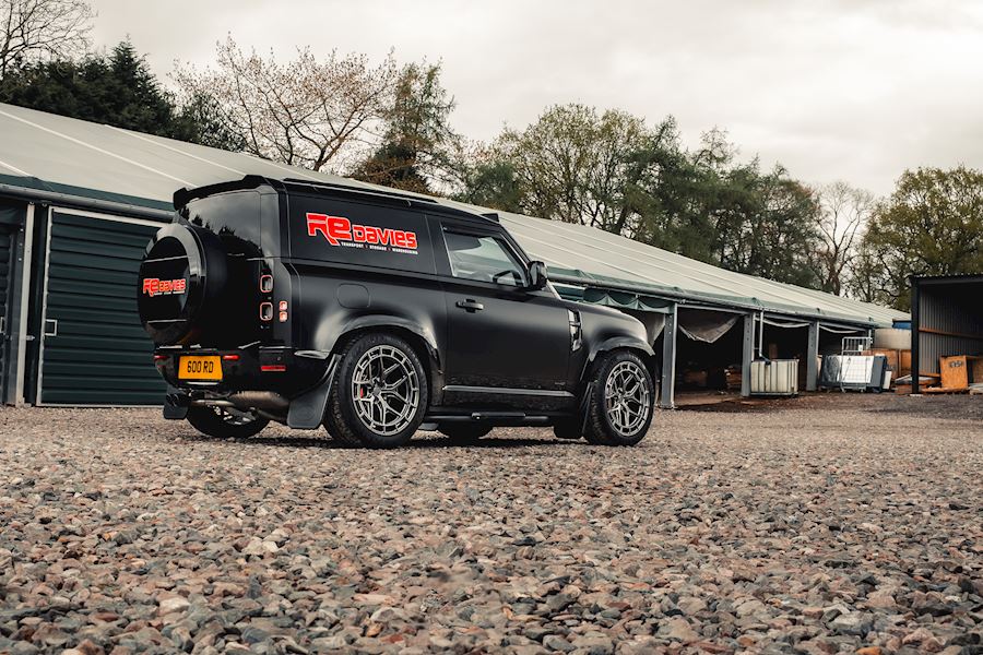 Defender 90 installed with Vossen HFX-1 finished in Anthracite 22x10.5 Deep 22x10.5 Super Deep