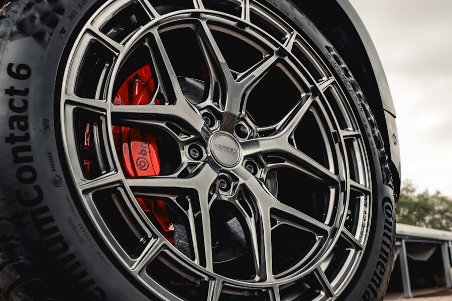 Defender 90 installed with Vossen HFX-1 finished in Anthracite 22x10.5 Deep 22x10.5 Super Deep