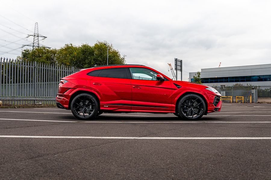Lamborghini Urus Installed with Vossen HF-5 wheels finished in Gloss Black 23x10.5 23x12 Super Deep