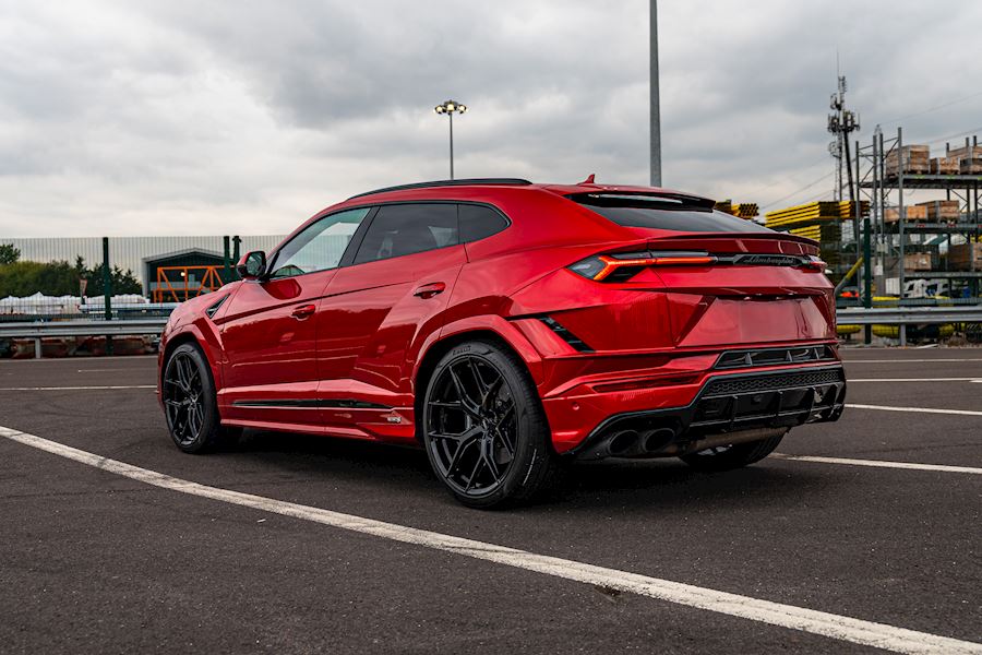 Lamborghini Urus Installed with Vossen HF-5 wheels finished in Gloss Black 23x10.5 23x12 Super Deep