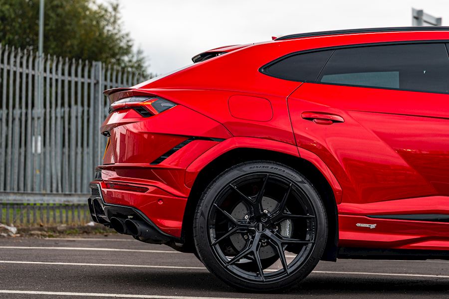 Lamborghini Urus Installed with Vossen HF-5 wheels finished in Gloss Black 23x10.5 23x12 Super Deep