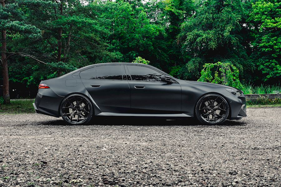 BMW G90 M5 Installed with Vossen HF-5 Wheels finished in Gloss Black 22x10.5 23x11