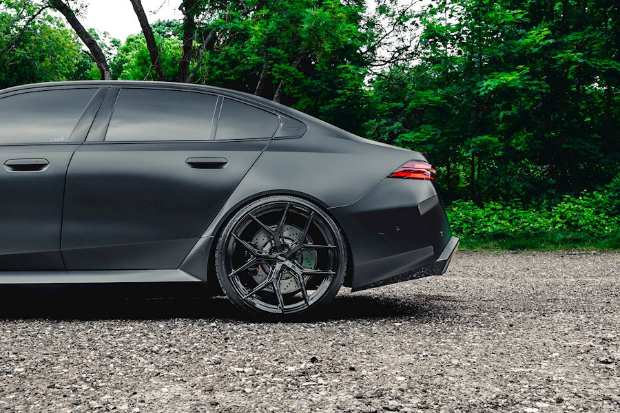 BMW G90 M5 Installed with Vossen HF-5 Wheels finished in Gloss Black 22x10.5 23x11