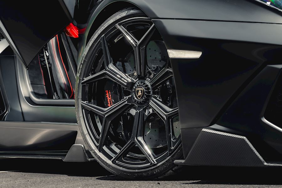 Lamborghini Aventador SV installed with Vossen x Novitec NL4 wheels finished in Gloss Black 20x9 21x13