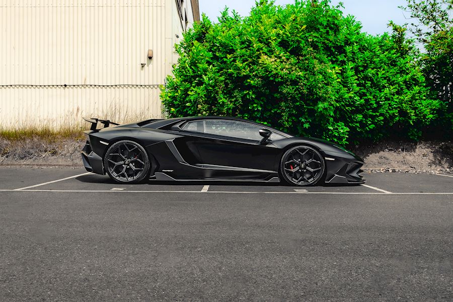 Lamborghini Aventador SV installed with Vossen x Novitec NL4 wheels finished in Gloss Black 20x9 21x13