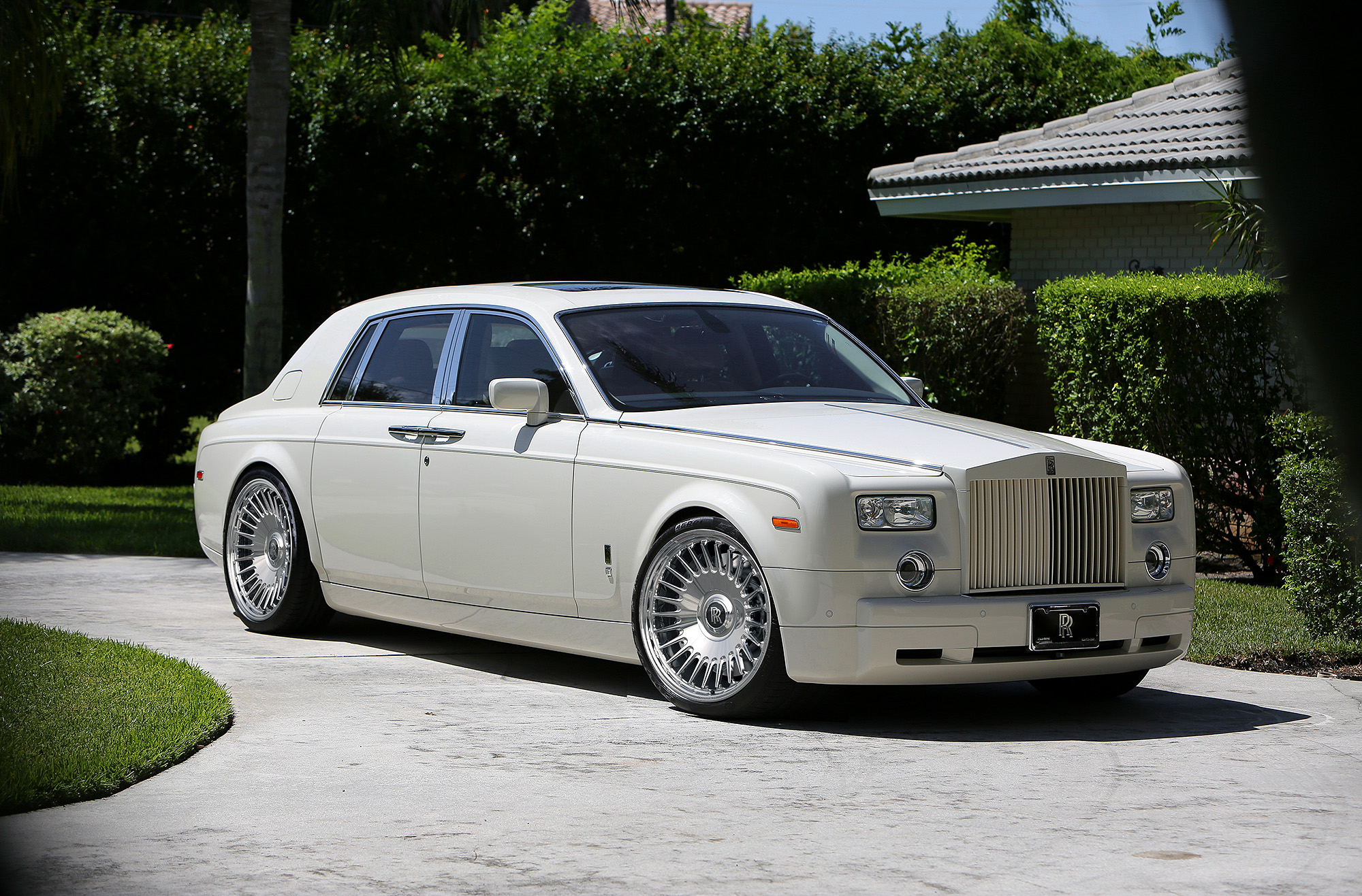 Белый роллс ройс. Rolls-Royce Phantom (VII). Роллс Ройс Фантом 2003. Rolls Royce Phantom 7. Rolls Royce Phantom 2011.